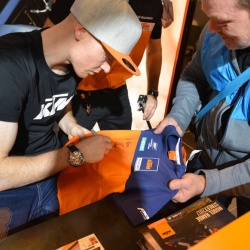 <p>Bradley Smith at MotorcycleLIVE with KTM UK<br>Photos courtesy of <strong>©MotorcycleLIVE</strong></p>