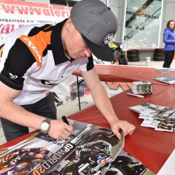 <p>​Ixon ambasador Bradley Smith had the opportunity to meet his Italian fans recently at the Valeri Sport Show in the town of Cornuda near Treviso.<br><br>Photos courtesy of <strong>©Ixon</strong><br></p>