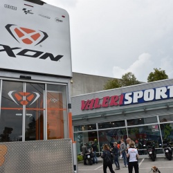 <p>​Ixon ambasador Bradley Smith had the opportunity to meet his Italian fans recently at the Valeri Sport Show in the town of Cornuda near Treviso.<br><br>Photos courtesy of <strong>©Ixon</strong><br></p>