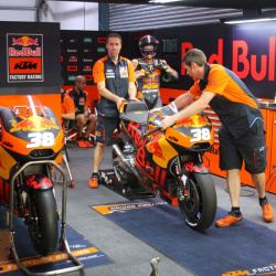 <p>Images taken by you, the fans!
	<br>Please email any photos you've taken of Bradley to <a href="mailto:contact@bradleysmith38.com">contact@bradleysmith38.com</a>
	<br>
	<br>Photos courtesy of<strong>&nbsp;</strong><strong>©David Axtell, <strong>©</strong>Saki<span>&nbsp;</span>Nagano, <strong>©</strong>VI Chuili</strong>
</p>
