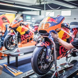 <p>Photos courtesy of <strong>Red Bull KTM Factory Racing - ©Gold and Goose / <strong>©</strong>Marcin Kin</strong>
</p>