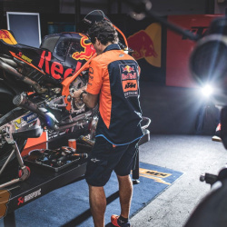<p>Photos courtesy of <strong>Red Bull KTM Factory Racing - ©Gold and Goose / <strong>©</strong>Marcin Kin</strong>
</p>