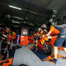 <p>Photos courtesy of<span>&nbsp;</span><strong>KTM Factory Racing - <strong>©Chippy Wood</strong></strong>
</p>